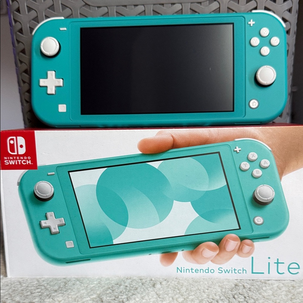 BUNDLE Nintendo Switch Lite - Case & Games